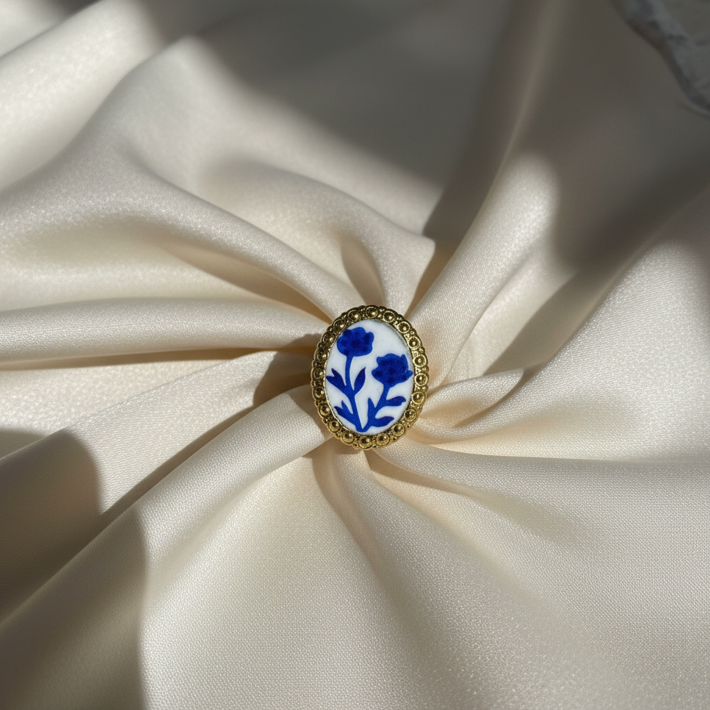 Anello porcellana fiori blu su seta crema