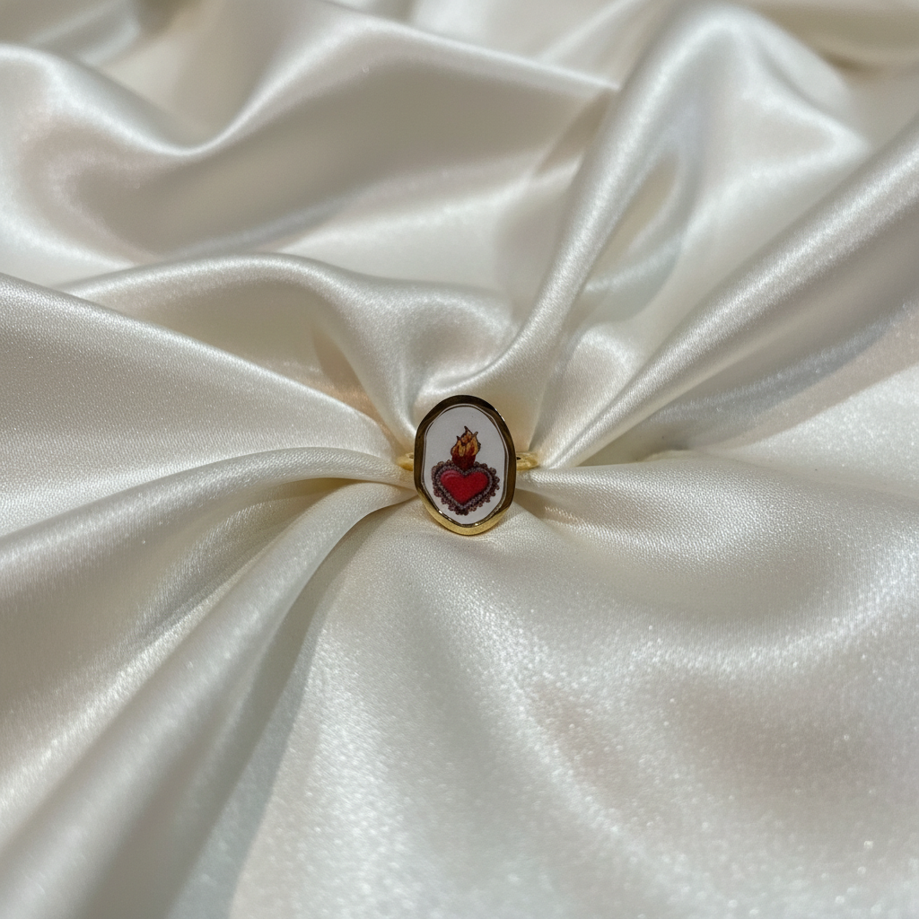 Anello Sacro Cuore ovale su seta crema