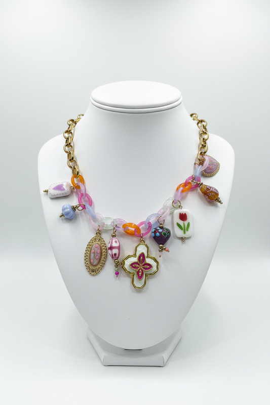 Collana chunky resina colorata su busto bianco