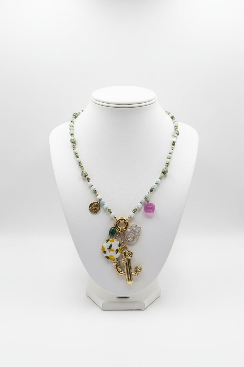 Collana charm perline e chiave su busto bianco