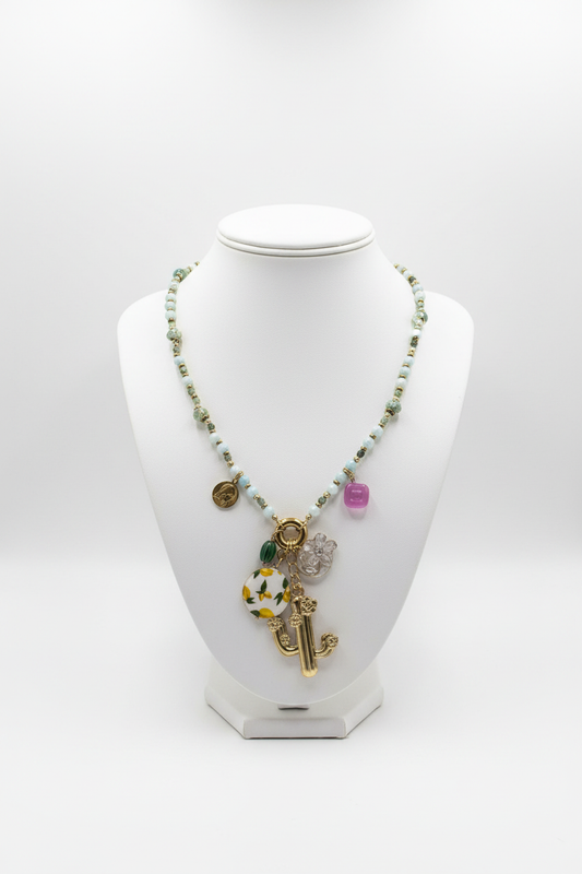 Collana charm perline e chiave su busto bianco