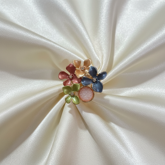 Anello fiori colorati su seta crema