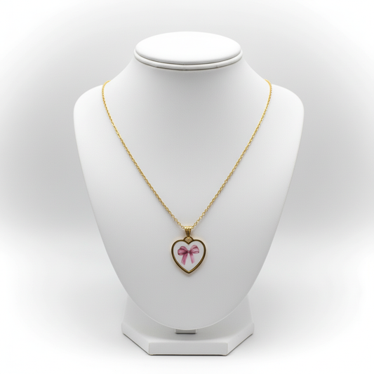 Collana Cuore Fiocco su busto bianco