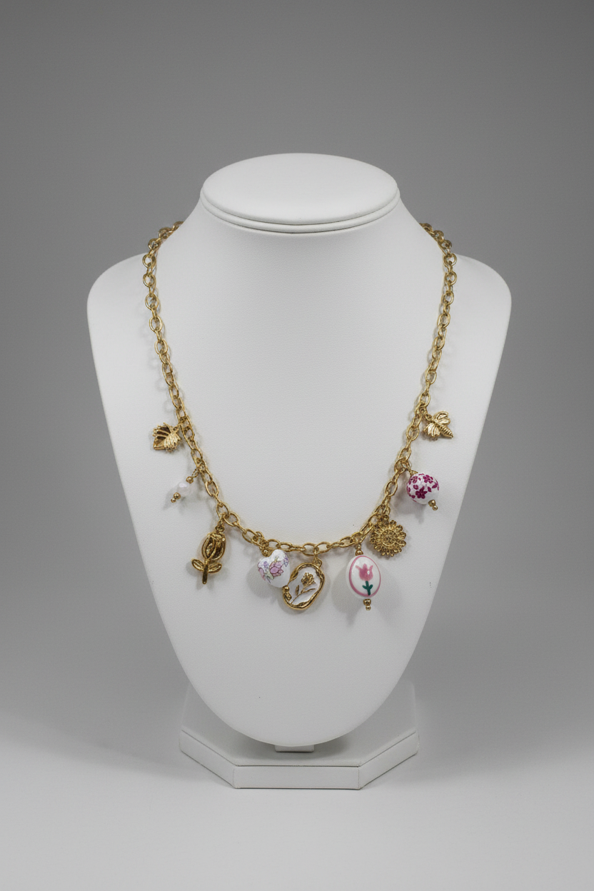 Collana charm giardino fiorito su busto bianco