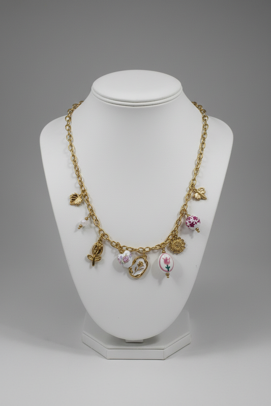 Collana charm giardino fiorito su busto bianco