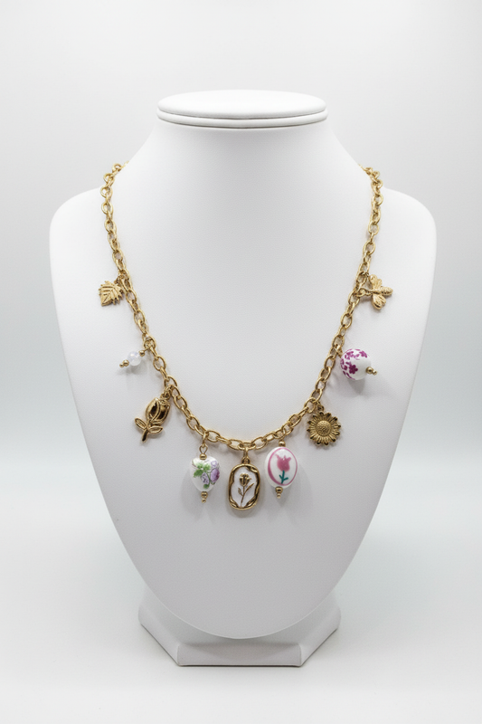 Collana charm floreale romantica su busto bianco