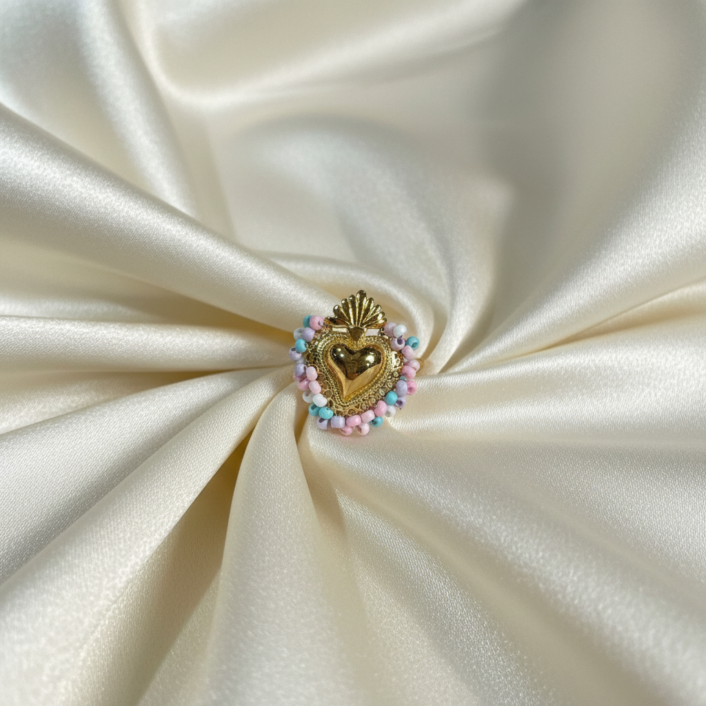 Anello Sacro Cuore dorato con perline colorate su seta crema