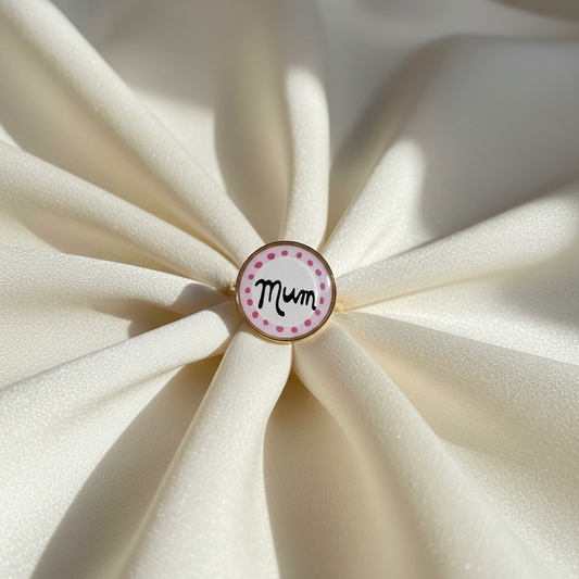 Anello mum tondo rosa su seta crema